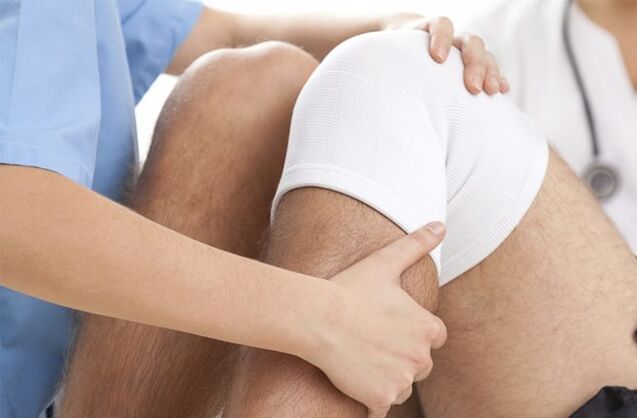 Fixation des genouillères pour l'arthrose du genou afin de réduire l'intensité des douleurs articulaires