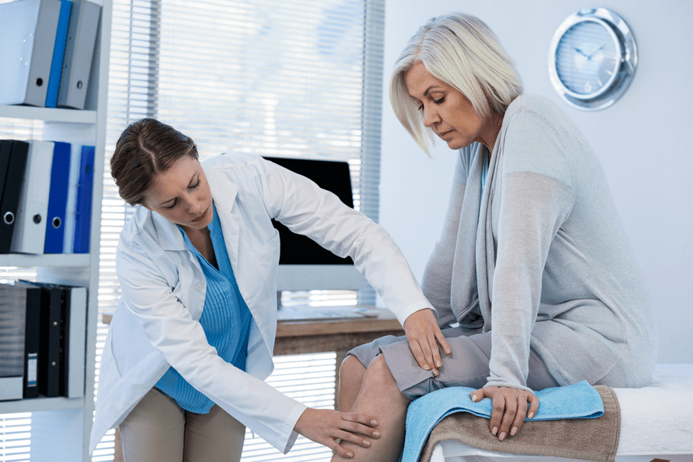Le médecin examine un patient souffrant d'arthrose du genou
