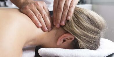 Massage, relaxation de la nuque et des épaules, soulage les symptômes de l'ostéochondrose de la colonne cervicale