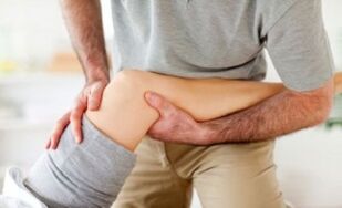 Massage du genou pour l'arthrite