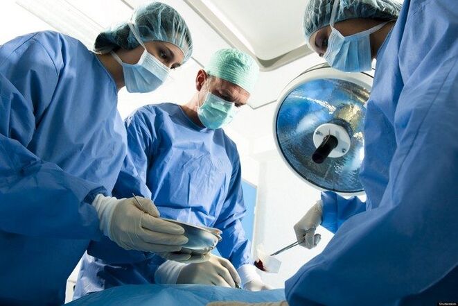 Le processus d'exécution d'une intervention chirurgicale sur une articulation malade