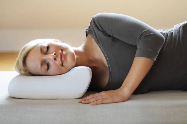 Dormir sur un oreiller orthopédique comme prévention de l'ostéochondose du col de l'utérus