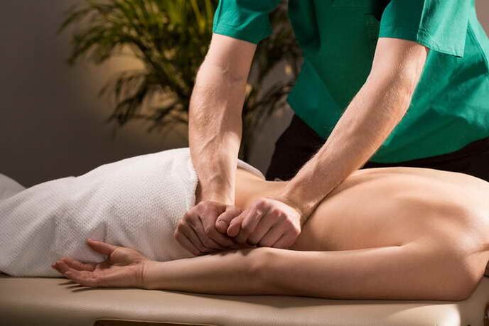 Massage du patient atteint d'ostéochondrose