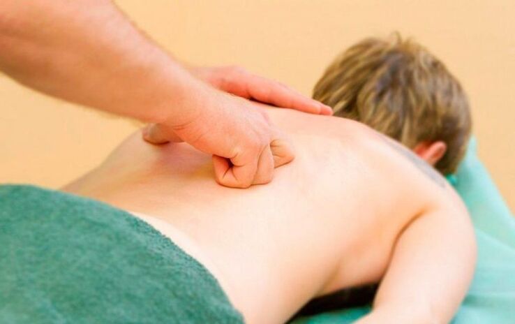Réaliser un massage thoracique du dos pour l'ostéochondrose